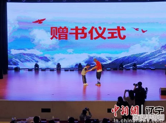 总裁双手攀上两团高峰，从职场拼搏到人生巅峰，见证非凡成就与奋斗精神的完美结合