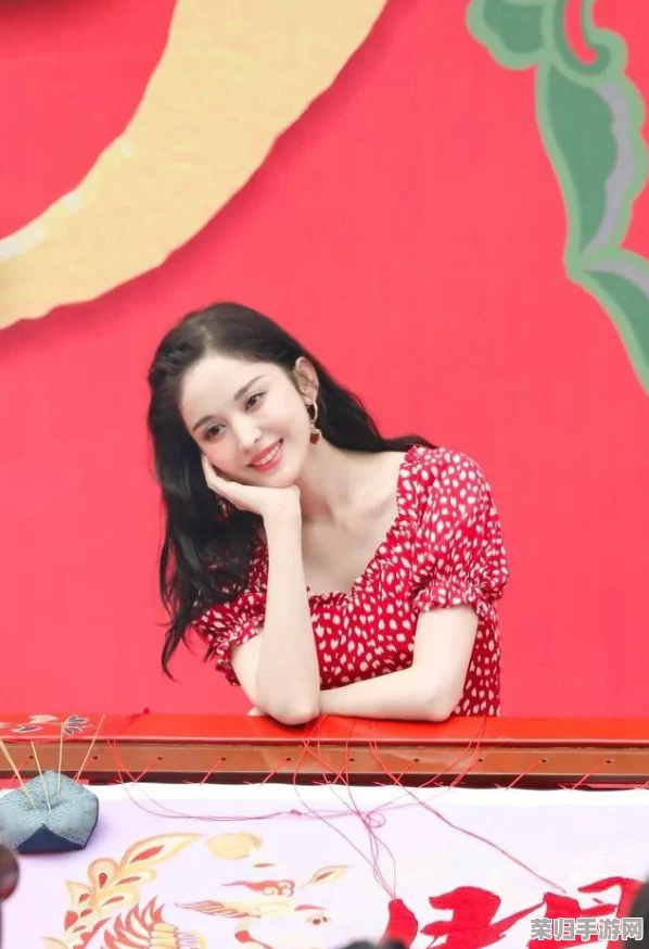 姬小满害羞的掀开自己副乳，网友热议她性感身材和迷人魅力