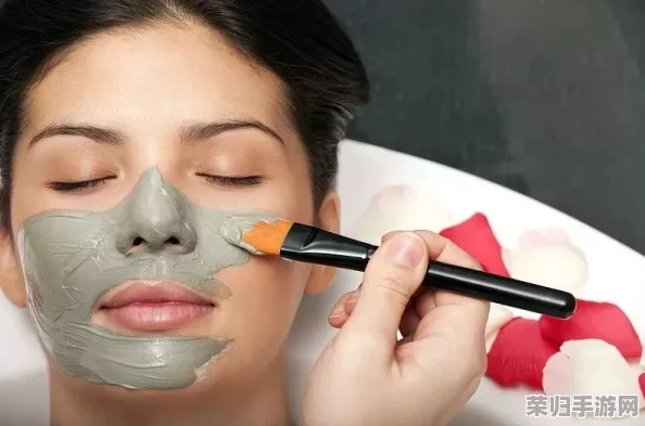 美国一边敷面膜一边评价免费，网友热议护肤新趋势与美妆产品的真实效果