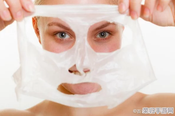 美国一边敷面膜一边评价免费，网友热议护肤新趋势与美妆产品的真实效果