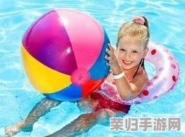 孟月月学游泳与艾伦：水中嬉戏欢乐多，浪花飞溅笑声荡漾