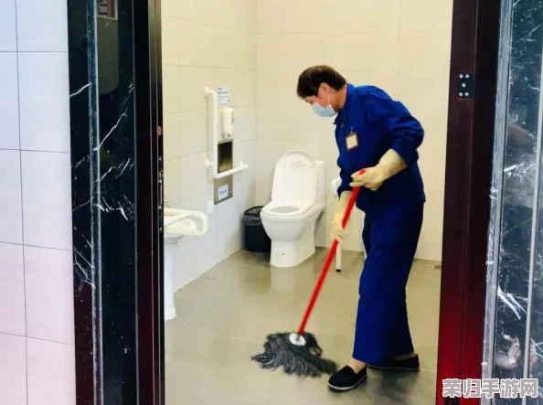 旱厕沟厕仰拍一pissing，记录生活中的真实瞬间与人性之美，感受社会的多样性与独特魅力