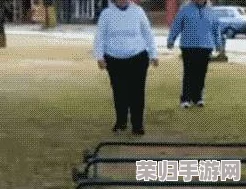 双男主尿急到不能走路知乎：搞笑又尴尬的情境让人忍俊不禁，真实反映生活中的小困扰