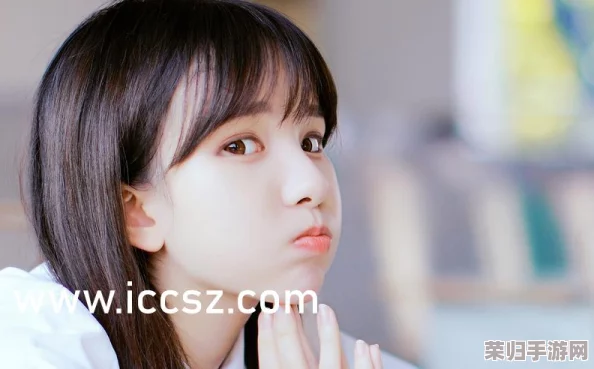 白黑丝校花扒腿：惊人内幕曝光，震撼真相令人大开眼界