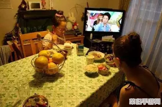 小孩半夜喂姐姐吃坤宝丸，温馨家庭时光让人感动，亲情满满的夜晚故事