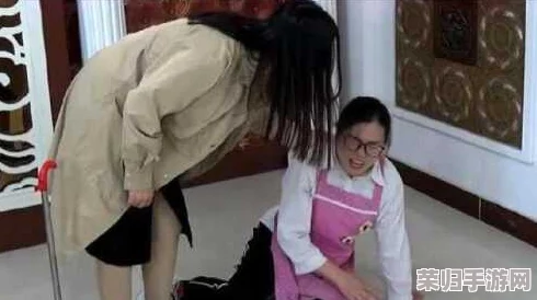 女仆扒开 跪着让客人打屁，露骨暴力画面引发争议和道德质疑