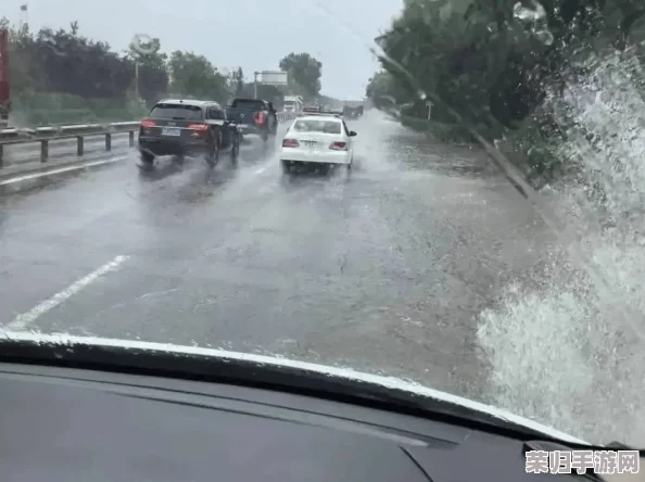 出差遇到暴风雨，属下850的表现引发网友热议与高分评价