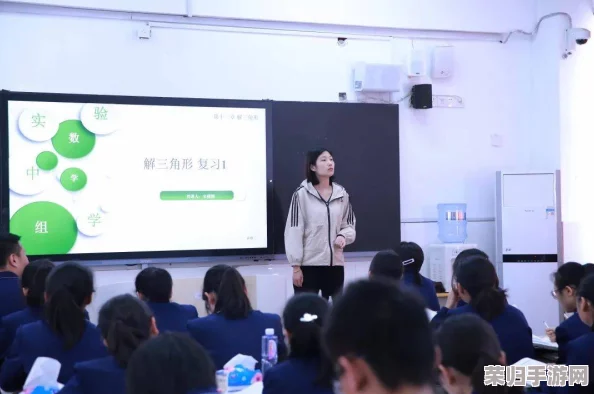 男生女生插插插：校园恋爱中的甜蜜瞬间与成长故事，感受青春的悸动与激情