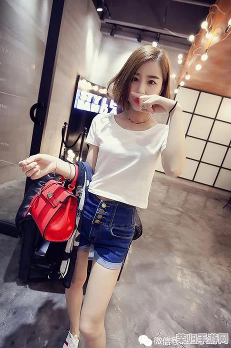 小小拗女性BBW：迷人的丰满身材散发出独特魅力