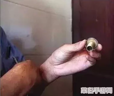 把手脚绑上拿刷子刷尿道孔的行为令人震惊，实在是对身体极大的不尊重与伤害