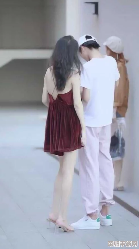 男人的手伸到女生裙子里面，引发热议和争议