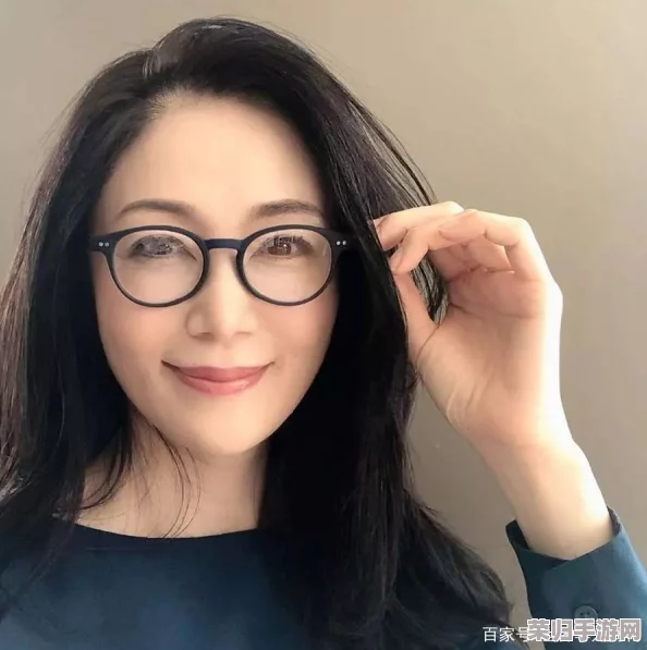 日本五十路熟女：成熟魅力与生活智慧的完美结合，展现独特风采与深厚内涵