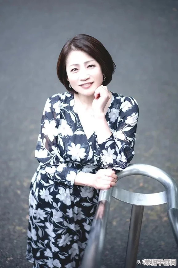 日本五十路熟女：成熟魅力与生活智慧的完美结合，展现独特风采与深厚内涵
