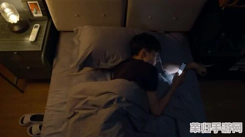 偷拍色五月：当代青年生活中的隐秘瞬间与真实情感的交织分析