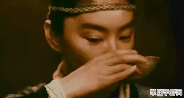 云缨流眼泪翻白眼咬铁球图片，展现了角色的复杂情感与独特魅力，让人印象深刻
