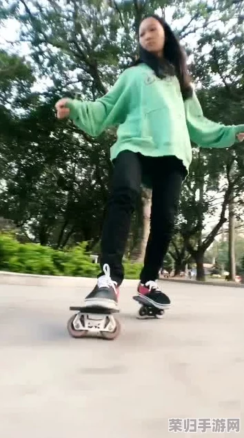 男生和女生拆拆很痛的轮滑鞋，谁是＂拆拆王＂？一起来挑战极限平衡吧！