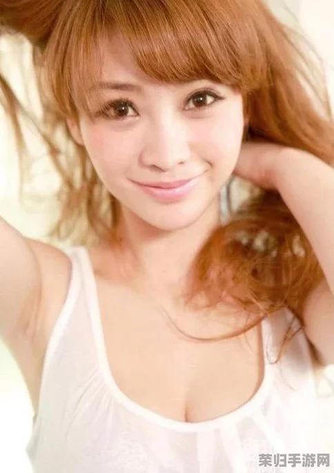 张筱雨扒开大腿无遮挡，展现性感魅力与时尚风潮，引发网友热议与关注