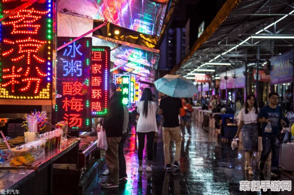 城中村下雨天小巷等客，美食街热闹非凡