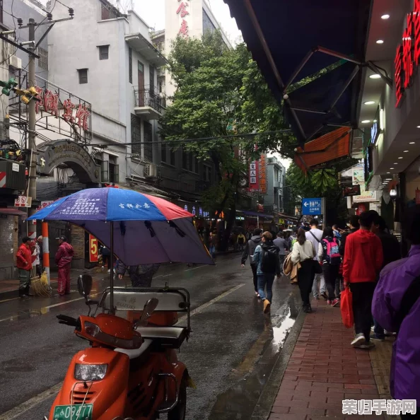 城中村下雨天小巷等客，美食街热闹非凡