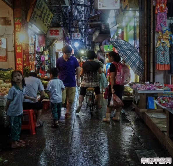 城中村下雨天小巷等客，美食街热闹非凡