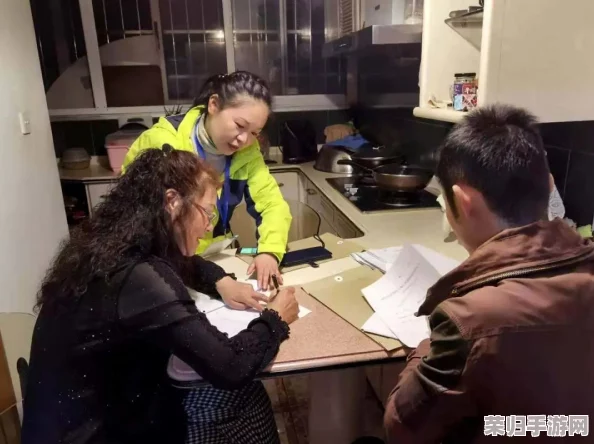 九个装修工人把我放桌子上，竟然引发了邻里间的热议与讨论，真是让人意想不到的事件！