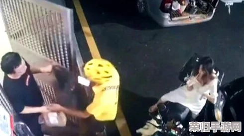外卖小哥勾引男同Gya互吃互操，竟在送餐途中上演激情＂饥饿游戏