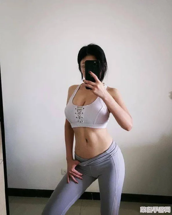 九色蜜桃臀丨PORNY丨自拍，网友热评“让人欲罢不能的完美曲线，仿佛每一寸都在诉说诱惑”