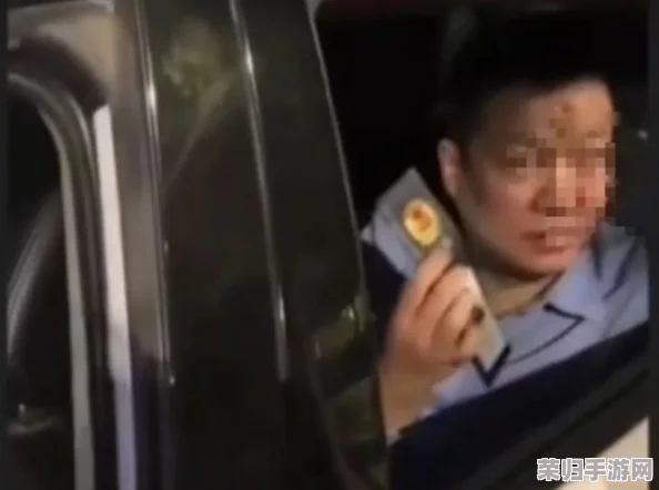 坤坤塞进桃子，网友疯传视频曝光，引发舆论热议