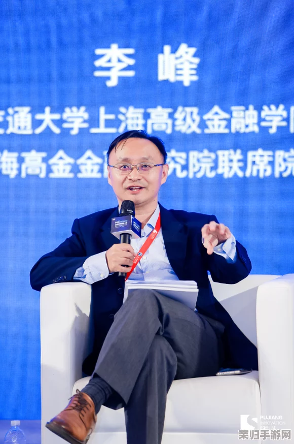 吕红一进家门就听见刘波在热议最新科技趋势与未来发展方向的讨论声