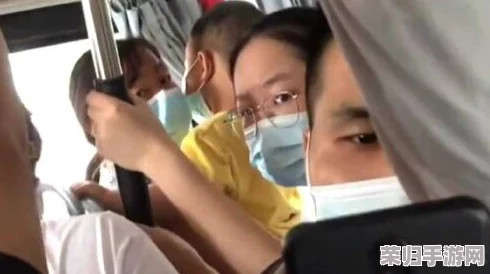 公交车上强硬做开腿呻吟，令人震惊的公共场合行为引发热议与反思