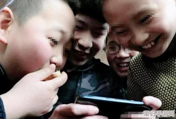 偷窥老太婆WC引发热议 网友直言“社会风气堪忧，亟需反思”