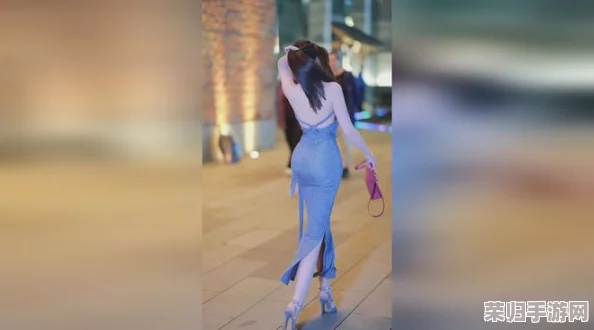 丰满岳妇饱满的双乳，让人忍不住想要一探究竟，展现女性魅力的绝佳体现