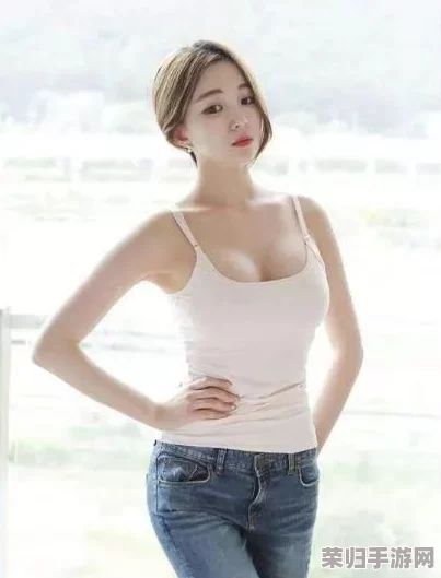 丰满岳妇饱满的双乳，让人忍不住想要一探究竟，展现女性魅力的绝佳体现