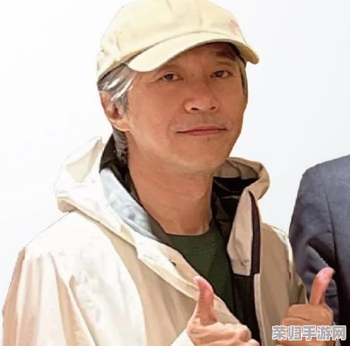 双手游走在一丛茂密的森林中，感受自然之美与心灵的宁静