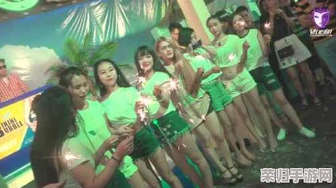 四个熟妇搡BBBB搡BBBB，热辣夏季狂欢派对引爆全场激情