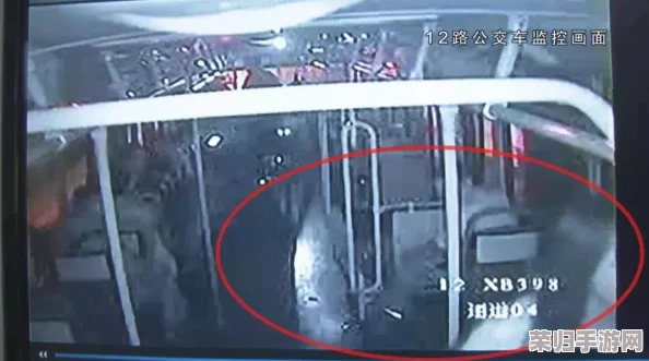 女子公交遇到咸猪手却很配合，灵活应对引发周围乘客赞赏与支持