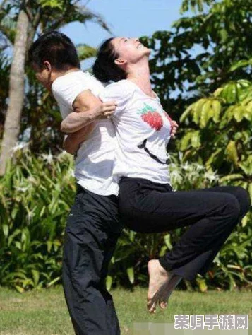 一边上面亲一边下面摸网友热评：这才是真正的双重享受，太刺激了！
