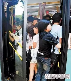 公交车上拨开内裤滑进去，揭示城市公共交通中令人不安的隐秘角落与个人空间的无奈碰撞