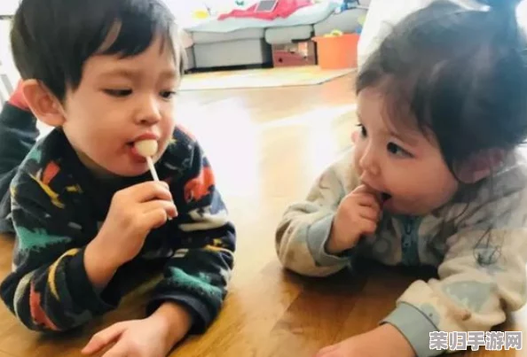 一小孩儿为女孩儿吃 困吧！男童拼命喂食引热议