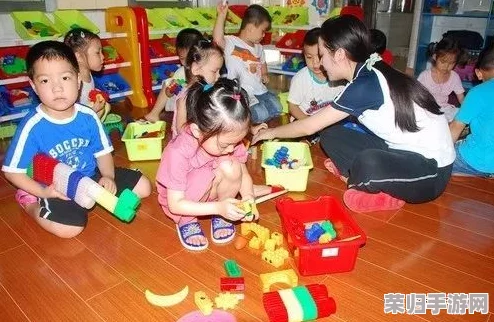一小孩儿为女孩儿吃 困吧！男童拼命喂食引热议