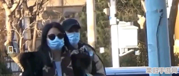 “一边亲下边一面摸下奶，这种亲密的互动竟让人感到前所未有的幸福与满足”