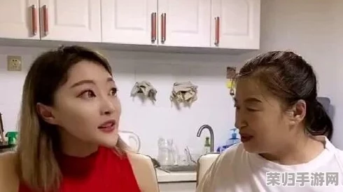 吕红刚刚进门见父母,家庭温馨和睦,彼此关系融洽亲密 吕红刚刚进门见父母,家庭温馨和睦,彼此关系融洽亲密