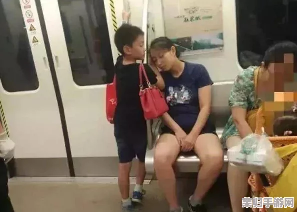 公交车上扒开嫩J挺进去，网友热议：这场景真是让人欲罢不能的刺激体验！
