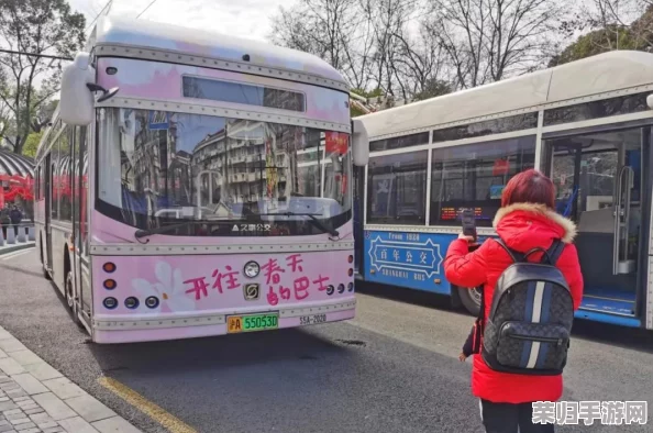 公交车上扒开嫩J挺进去，网友热议：这场景真是让人欲罢不能的刺激体验！