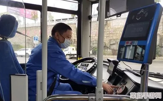 公交车上扒开嫩J挺进去，网友热议：这场景真是让人欲罢不能的刺激体验！