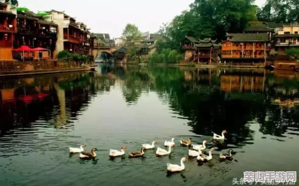 “两峰夹小溪地湿又无泥诗小说：细腻描绘自然之美，情感深邃引人共鸣”