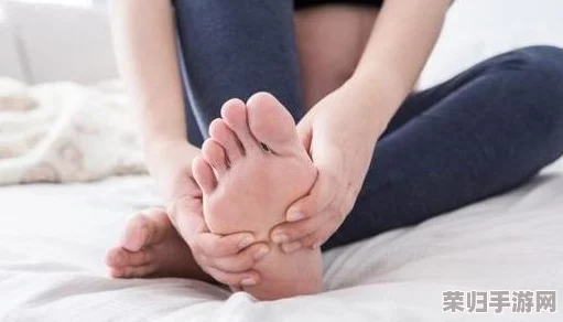 光脚踢男生睾丸的脚感有多好？网友分享真实体验与奇妙感受，揭示痛快与惊喜的交织！
