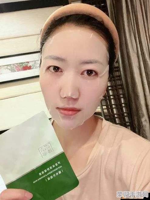 一边膜胸口一面膜下部位，提升肌肤光泽与紧致感的完美选择