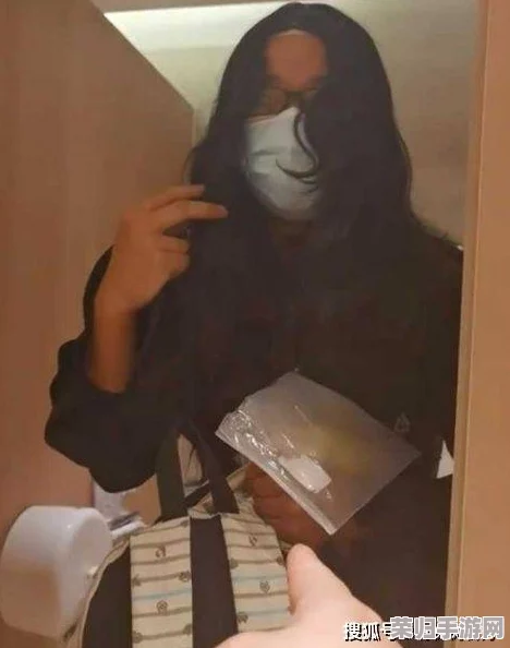 六月近距离偷拍KV女厕！热门流出事件曝光，网友围观惊呼不已