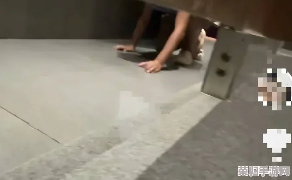 六月近距离偷拍KV女厕！热门流出事件曝光，网友围观惊呼不已